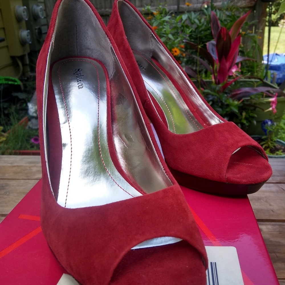 Ladies pumps in rust sueded leather, size 7.5M